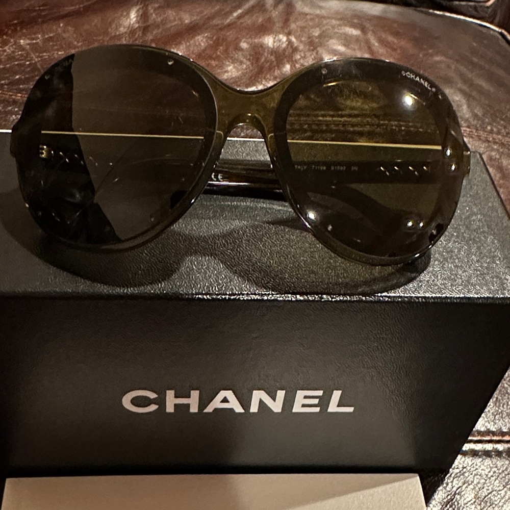 CHANEL Dark Sunglasses with Black and dark green  Frame